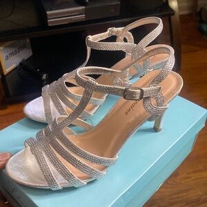 L. Lorraine silver heels NWOT